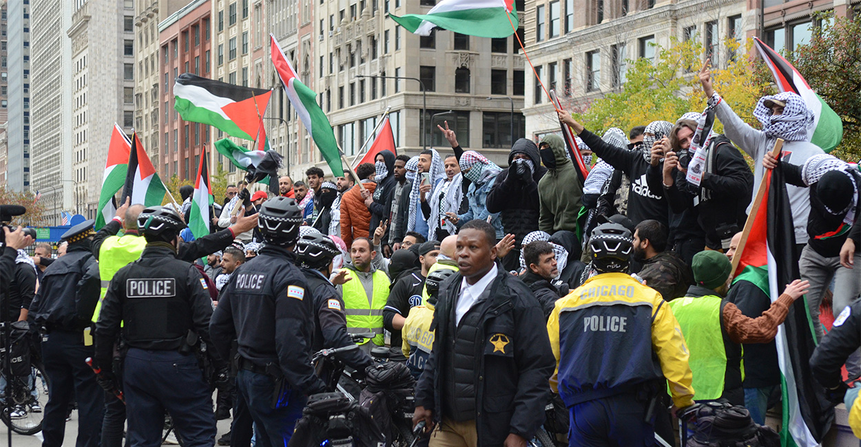 Pro-Palestine Protesters Clash in Chicago With Radical Black 'Israelite' Group