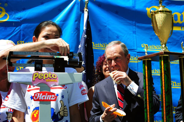 Mayor Bloomberg (NY) eating a hot dog