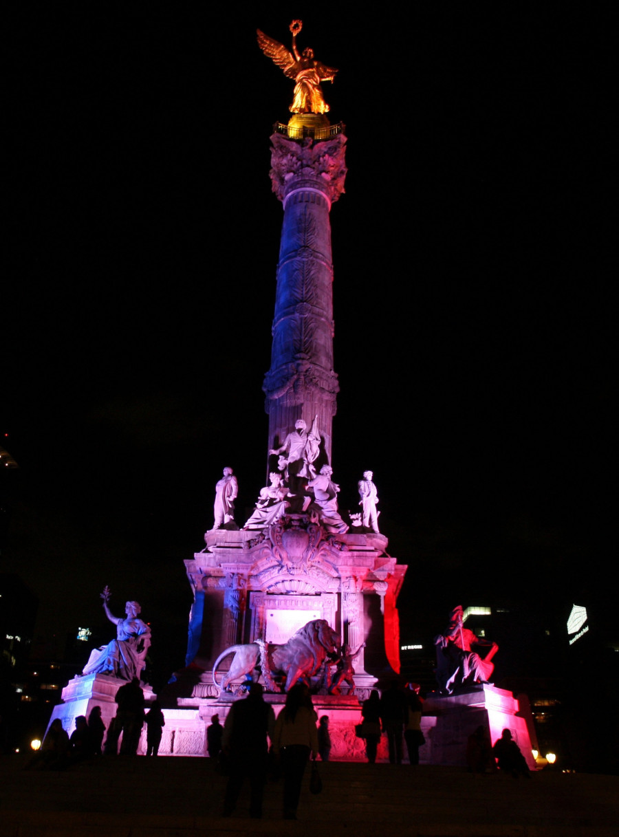 Independence monument is lit with the colours of the French national flag in solidarity with the victims of the deadly Paris attacks, in Mexico City, Mexico. (Photo: EFE/Mario Guzman/Newscom)