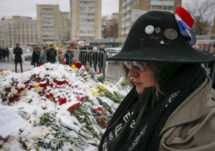 People gather in a cold Moscow, Russia to commemorate victims near the French embassy. (Photo: REUTERS/Maxim Zmeyev/Newscom)