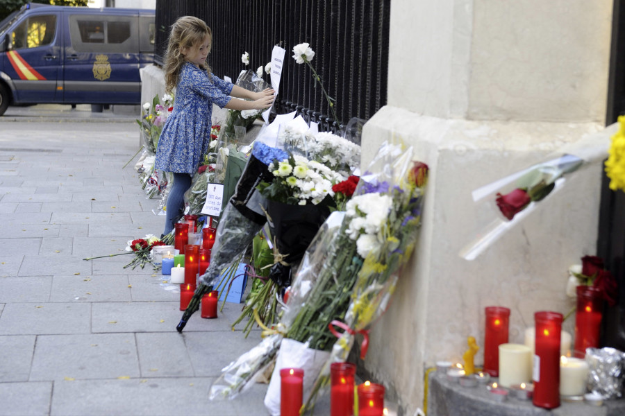 Spanish citizens of all ages place flowers and candles outside the French embassy in Madrid, Spain. (Photo: DyD Fotografos/Newscom)